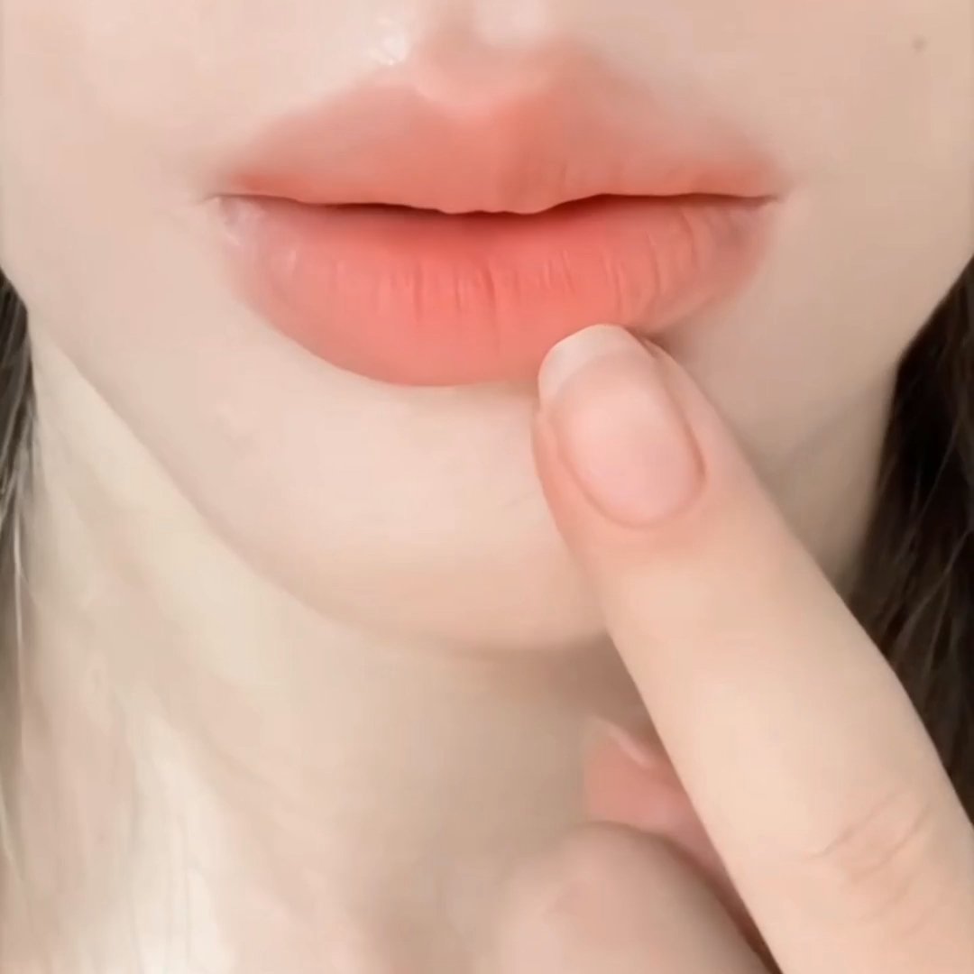黄皮终于找到不挑皮的柔雾奶杏色了！以前涂口红像“灾难现场”，黄黑皮涂啥都显老气，