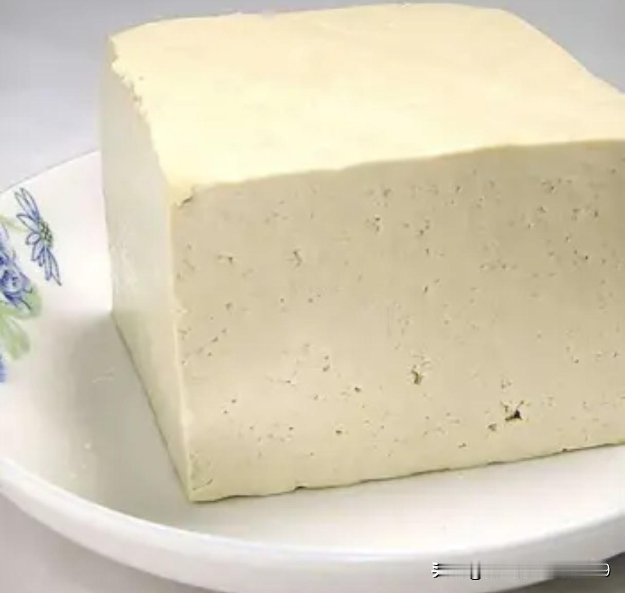 你见过一桌菜都是用豆腐做的吗?十多年前，我在浙中老家曾经吃过豆腐宴，一整桌菜全部