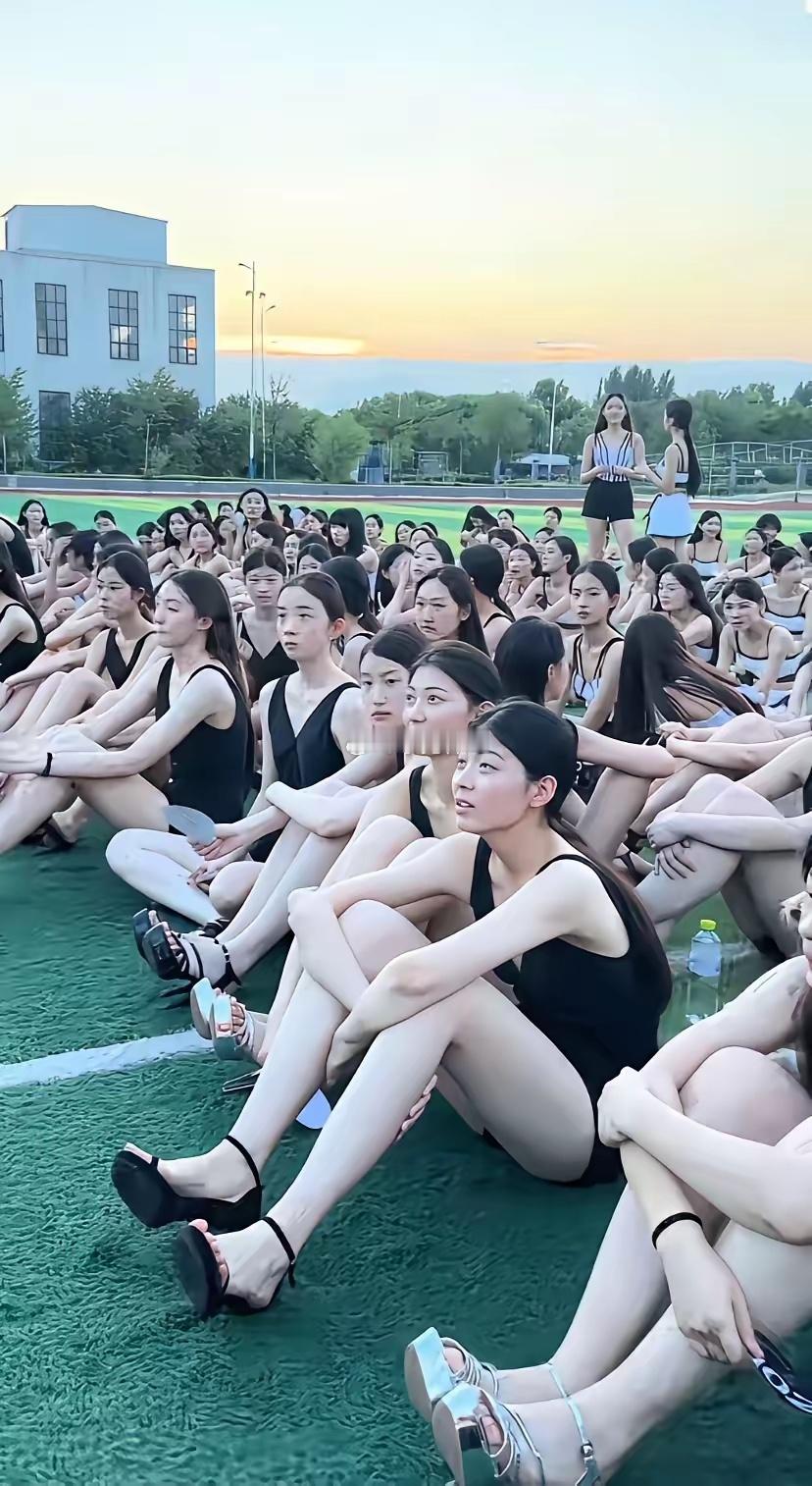 这才是正常颜值水平，别被网上P图给洗脑了 ​​​