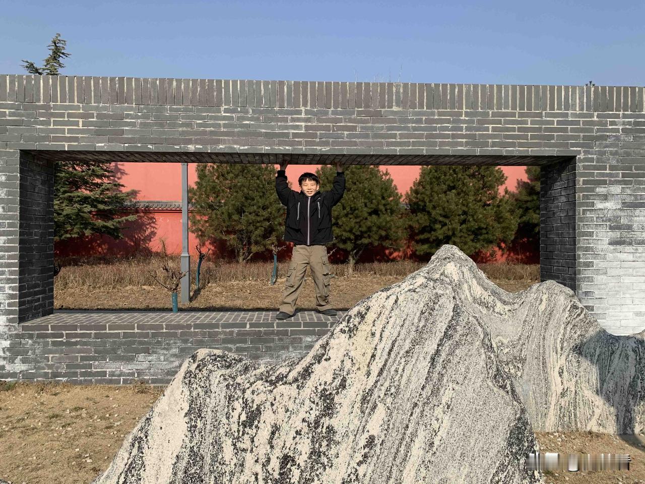 女儿说我梦到的地方是“墓园”，我的梦要告诉我什么？

最近做了个离奇的梦，首先在