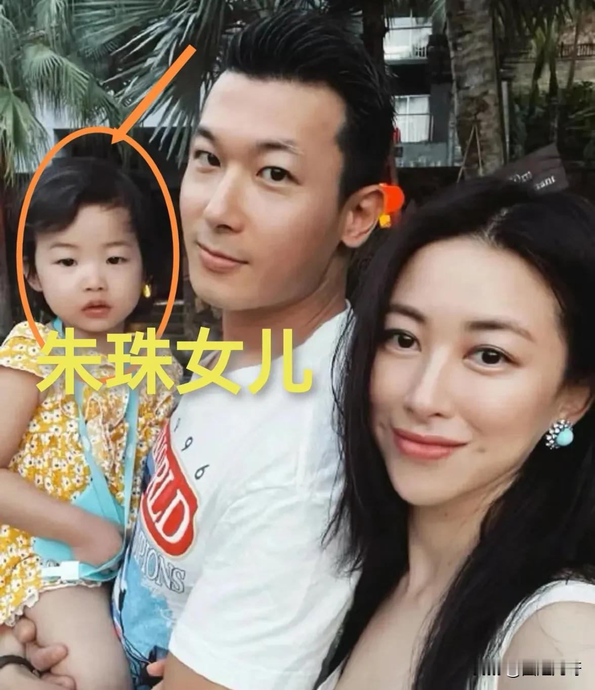 女大十八变这话我信！朱珠小时候一点也不漂亮，但现在却明艳又动人，相信遗传了基因的