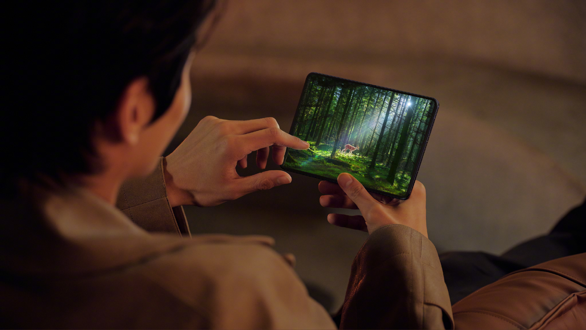 1万买华为折叠还是iPhone  我投华为Pura X Max一票，至少在情绪价