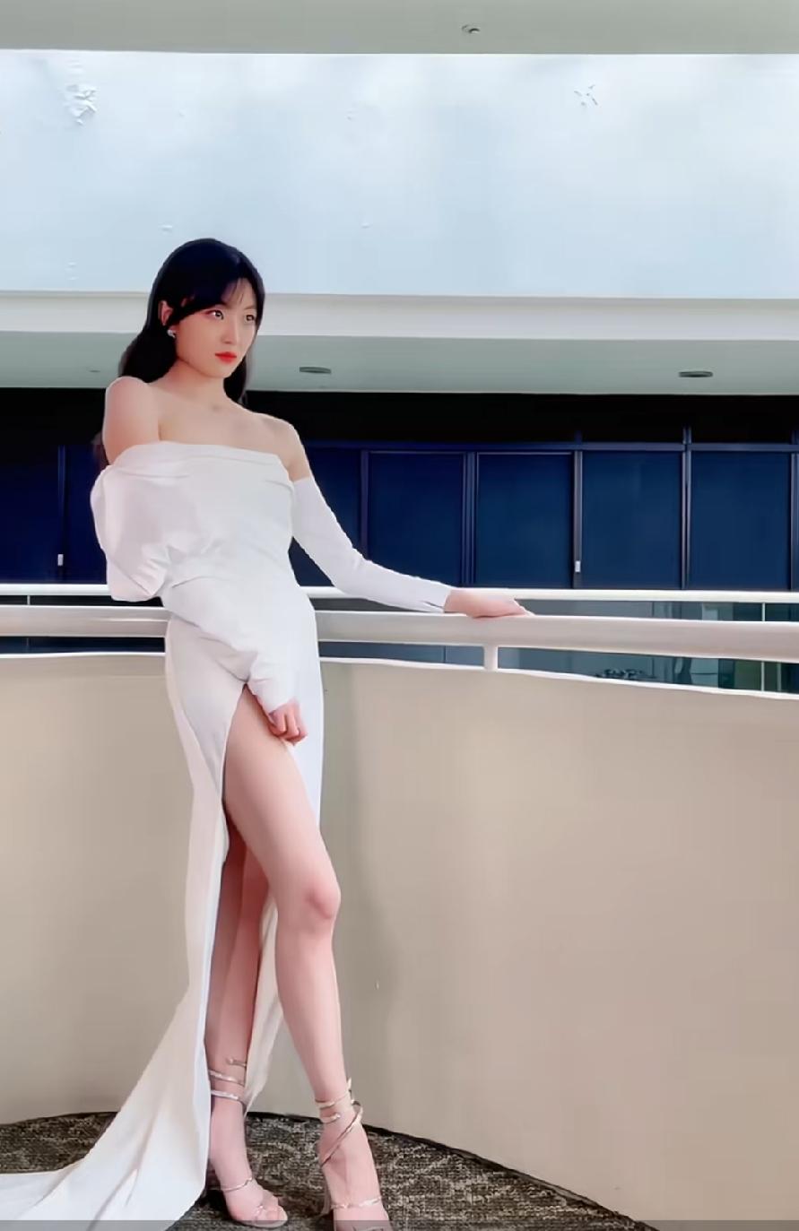 东北颜值天花板孙千，男生心目中的女神，一直以来都是又纯又欲的风格，让人欲罢不能。