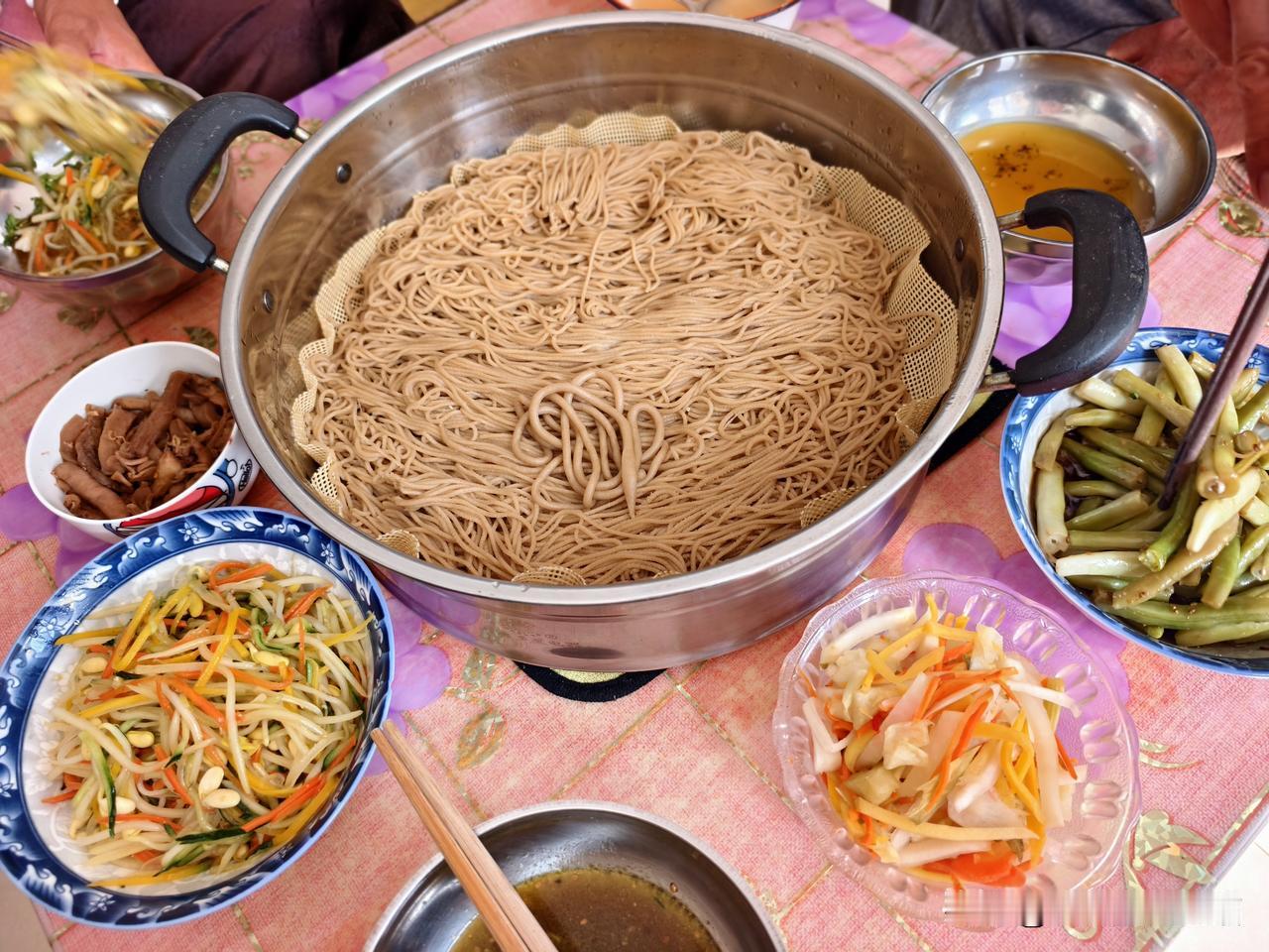 秋日生活打卡季 地标山西偏关小县城，猫妈家的午餐依旧是“土豆爱上面”，蒸一笼莜面