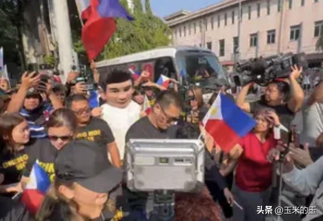 周一，菲律宾参议员罗宾·帕迪利亚带领提交了来自菲律宾前总统罗德里戈·杜特尔特支持