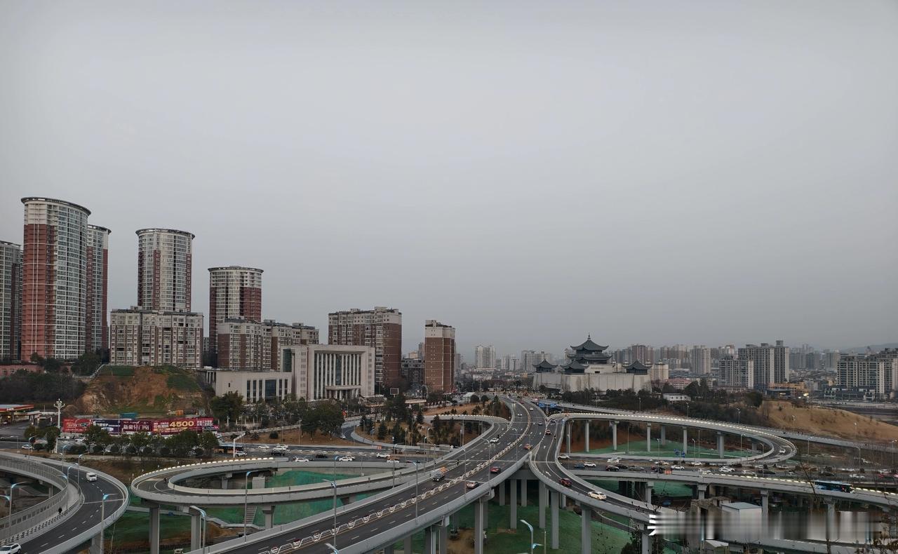 安康的第一座立交桥七里沟立交今天通车了，安康人那叫一个欢欣鼓舞。这座桥可谓四通八