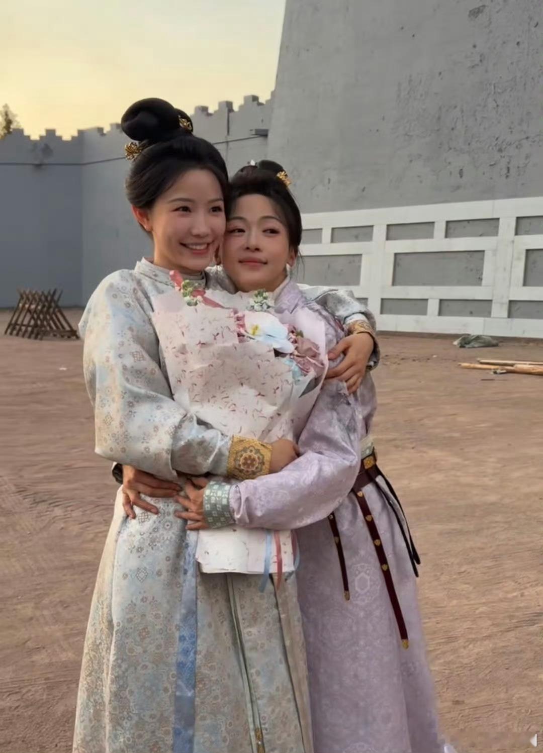 张南吴谨言十年前就认识 原来张南吴谨言十年前就相识，同台拍戏无需对戏，一个小动作
