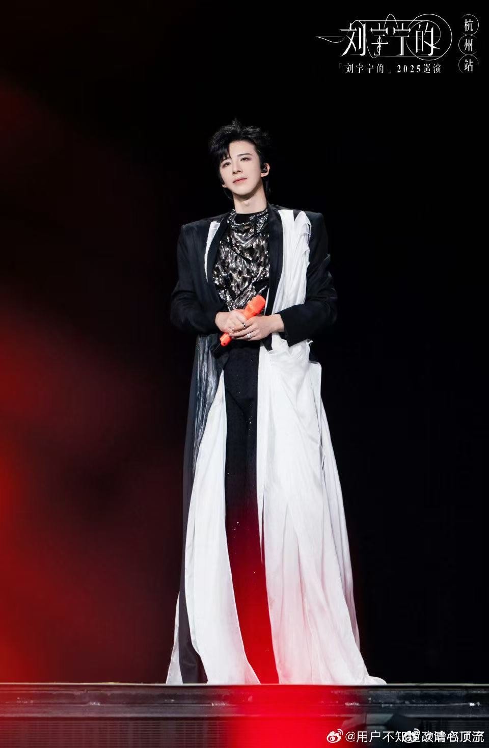 后面的问号和刘宇宁好配刘宇宁的脸天生自带故事感，但当他的眼神涣散、眉头微蹙，配上