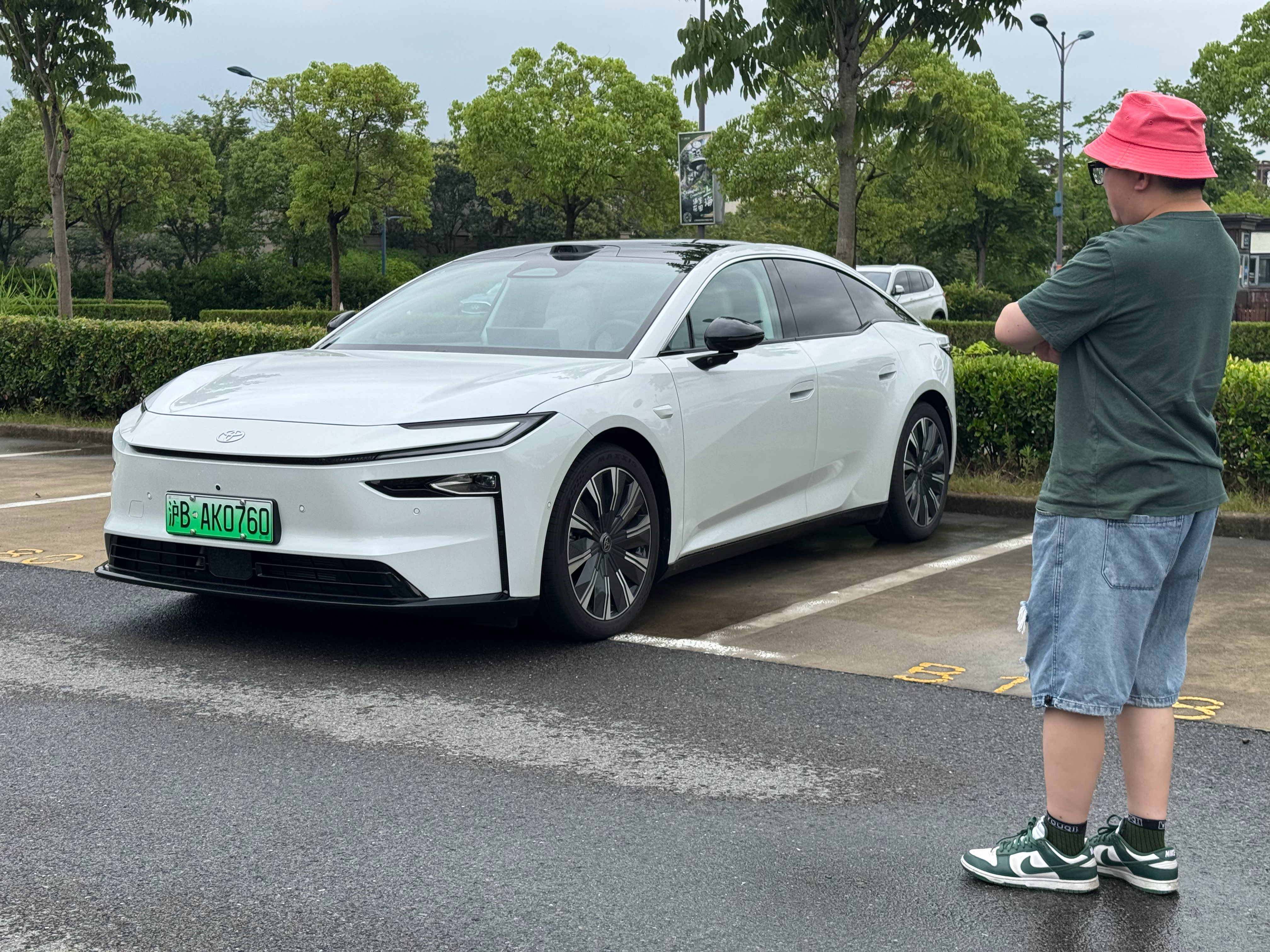 上海户外静态拍摄车子我最近找到一个非常好的地方就是迪士尼比斯特购物村停车广场两个
