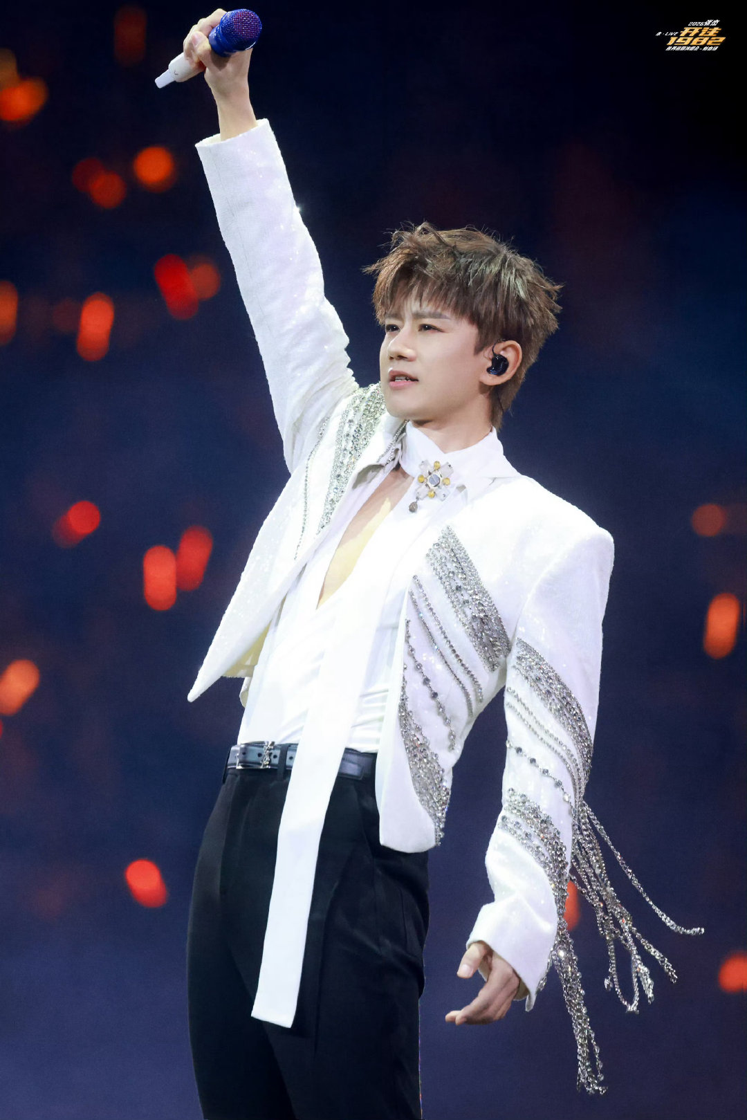 张杰这就是爱全新编曲 张杰的改编太绝了！《这就是爱》全新版本氛围感拉满，他的演唱