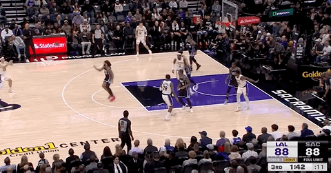 里夫斯连得5分！！ ​​​​单节15分，他已经36分了！！！湖人vs国王 ​​​