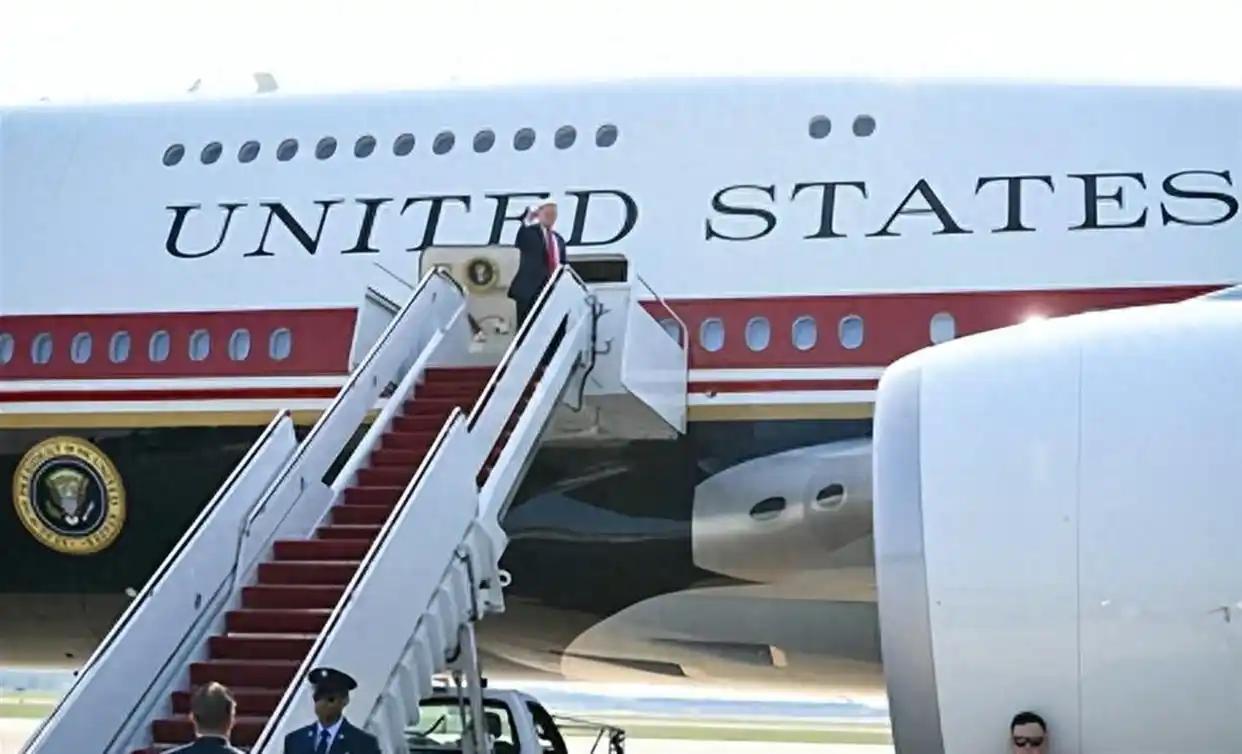 空军一号沦为诱饵！特朗普上演瞒天过海式秘密撤离！镜头前登上总统专机，转头借机场餐