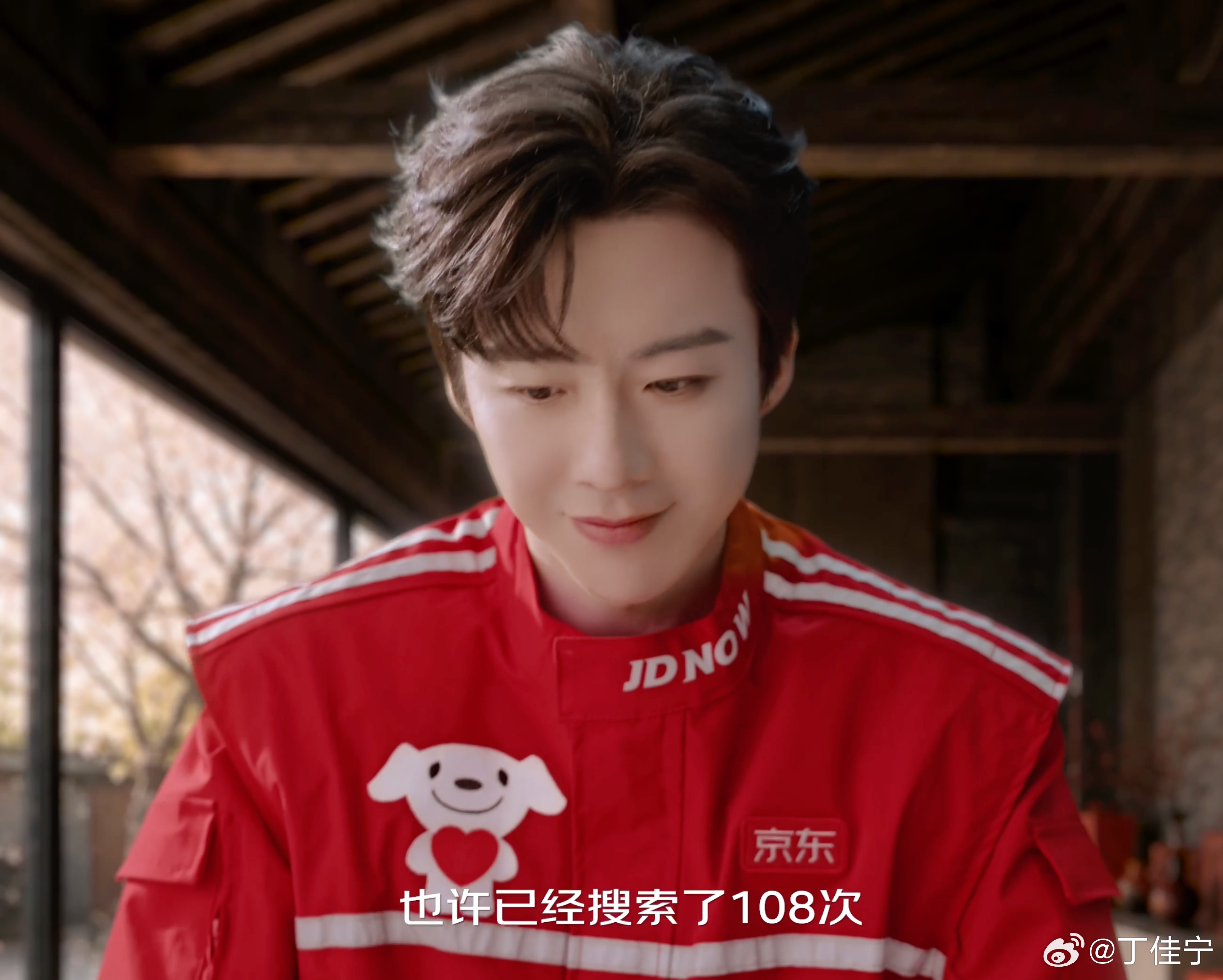 红色代表了喜庆和热烈，代表了“火”，我觉得人要是想红想火，就得多穿红色。可惜我这