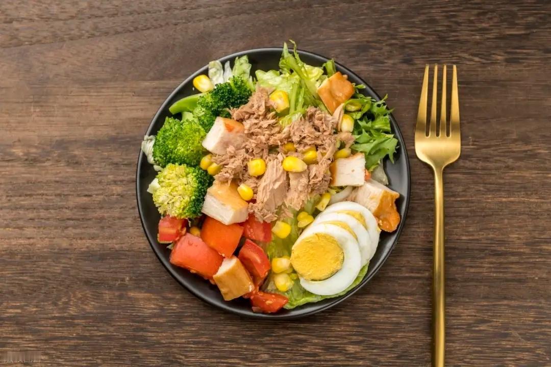 想减肥不用硬靠意志力，也不用疯狂节食运动，养成这8个小习惯，不知不觉就能瘦下来。