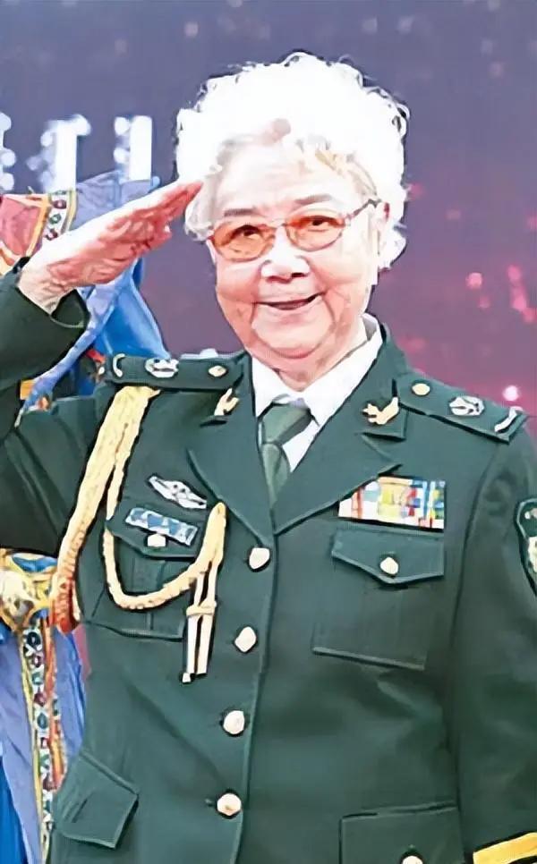 每月拿三万多元退休金的正军级老干部田华，身上穿的是买了十几年的旧衣服，一个月抠抠