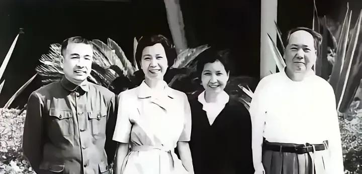 毛主席对陶铸说：“京官难做，婆婆多。听说你以前讲过：在广州是个西瓜，到了北京就成