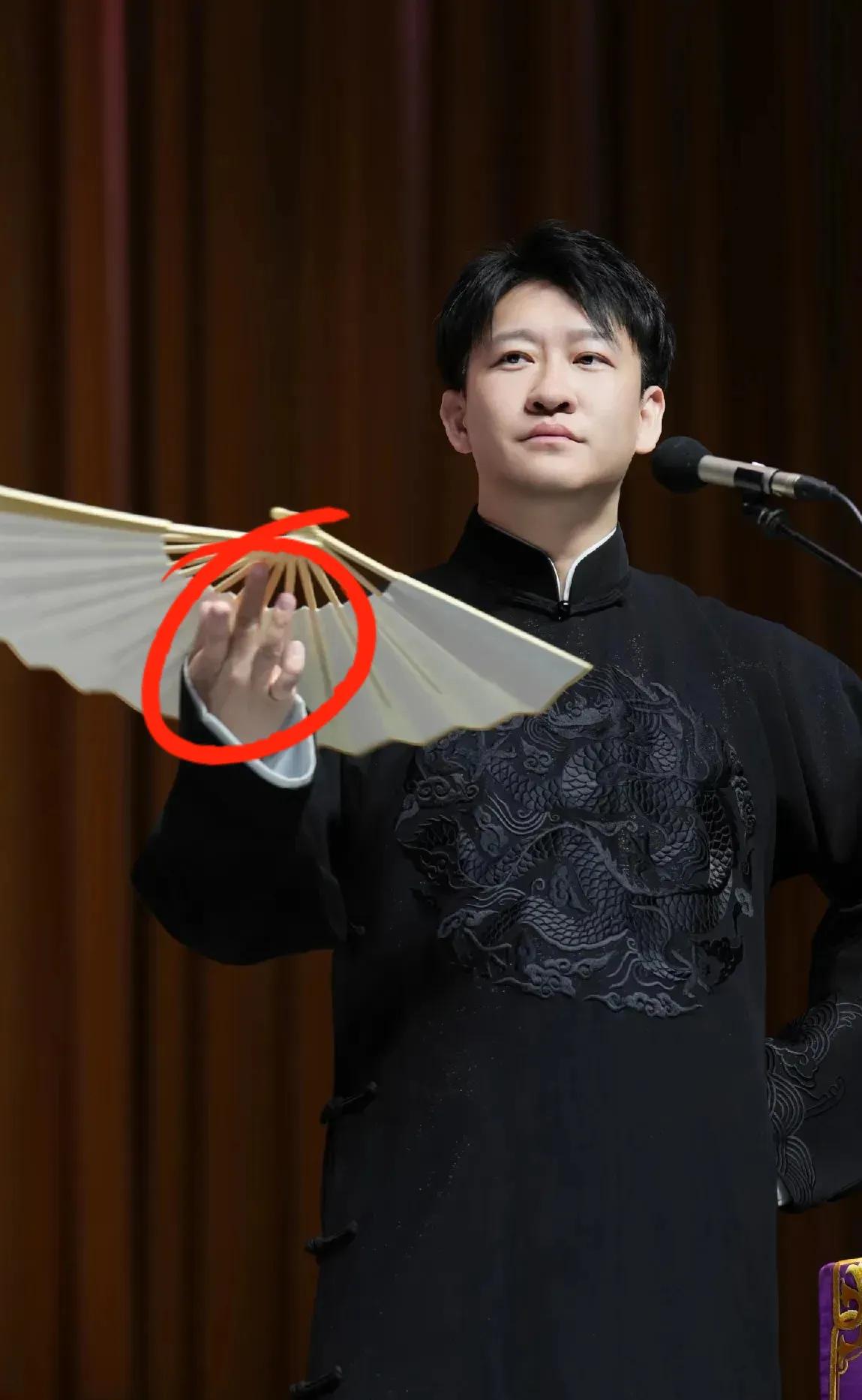 他低头喊师父那一刻，全网炸了。
不是剧本，是真和解。
 
曹云金在直播里连说三遍