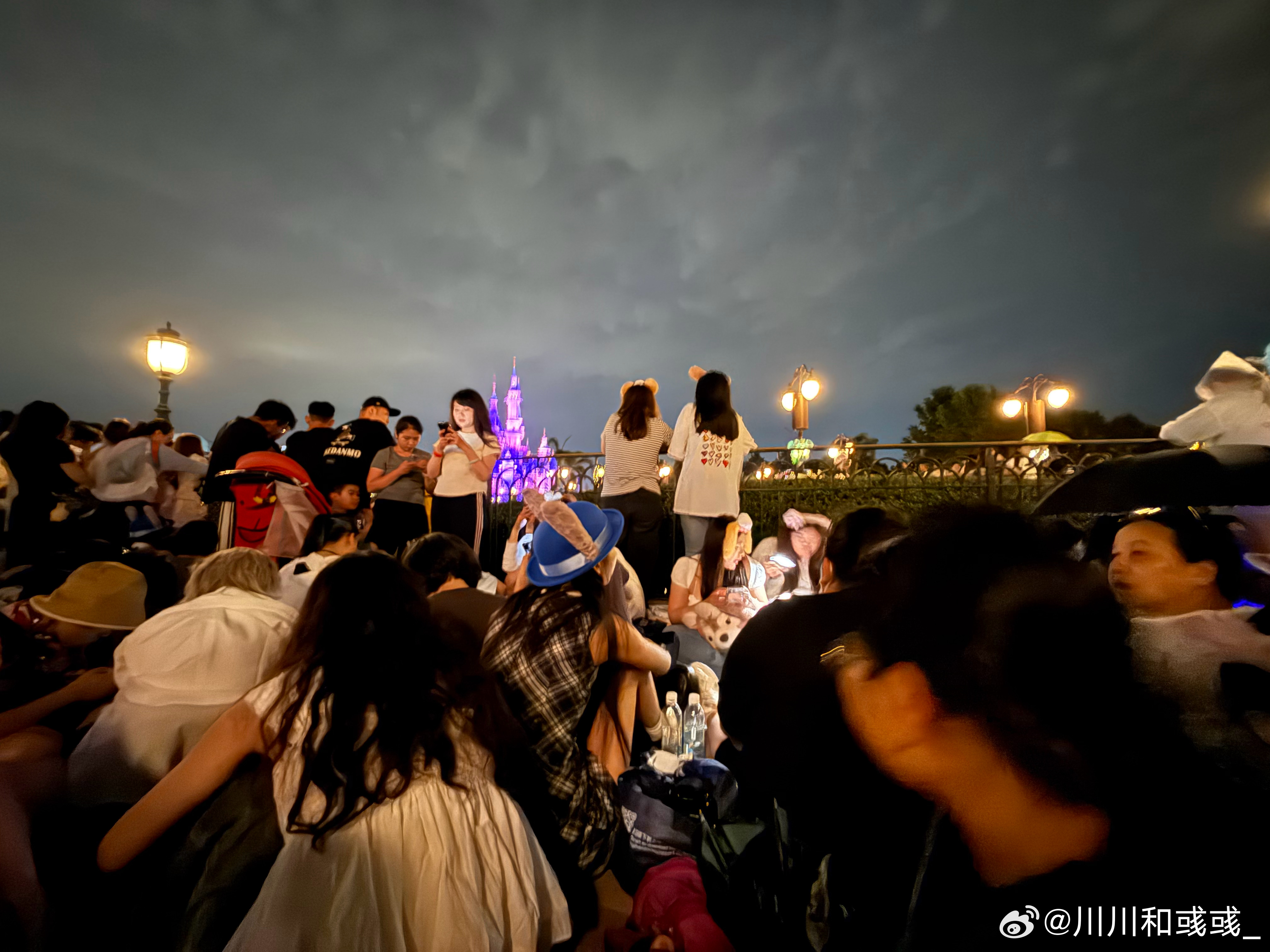 等烟花中，累趴了。今天我终于理解到了为什么说你在迪斯尼，有钱真的可以干好多事，而
