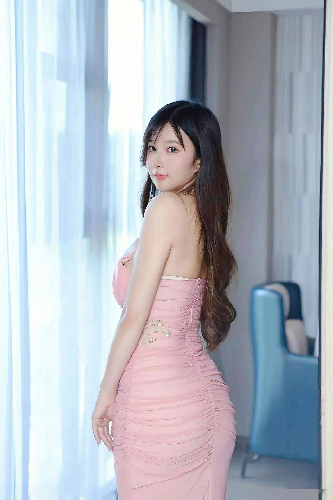 上联：金饰柔纱藏妩媚
下联：镜光素手漾温柔
对联 对对联飞花令