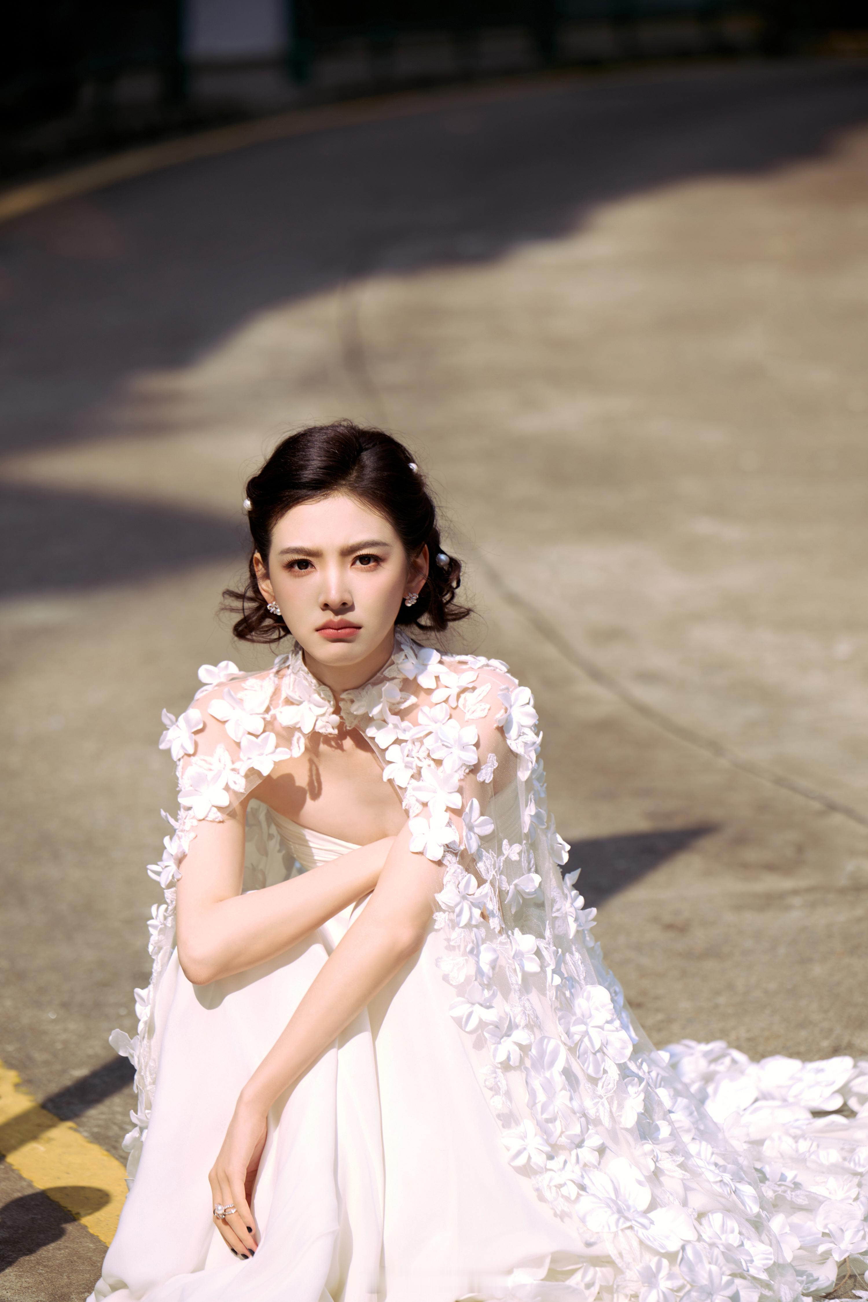 大早上的，章若楠这也太榨了全部上贡给亲妈了2025年战况杨幂：28 刘诗诗：23