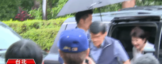 啧啧，又没有下雨，蒋万安给卢秀燕打伞，这是几个意思？

7月21号下午，“妈妈市