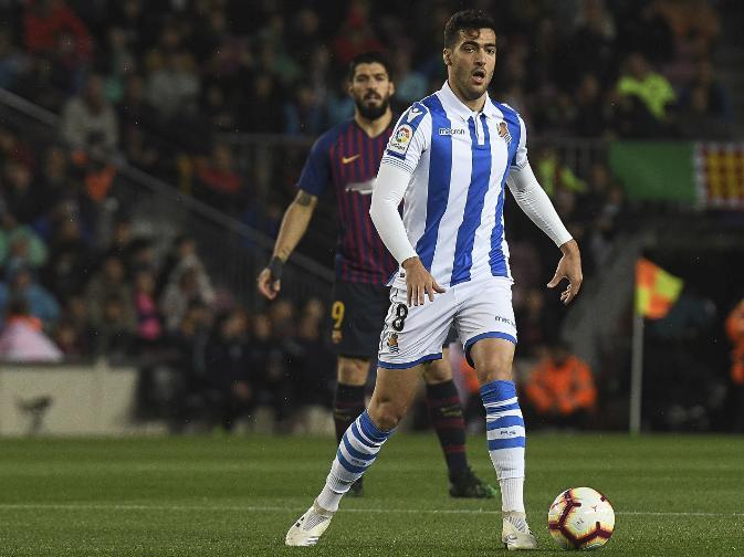 里诺在等待阿森纳与皇家社会达成协议，谈判仍在继续据转会专家罗马诺报道，梅里诺正在