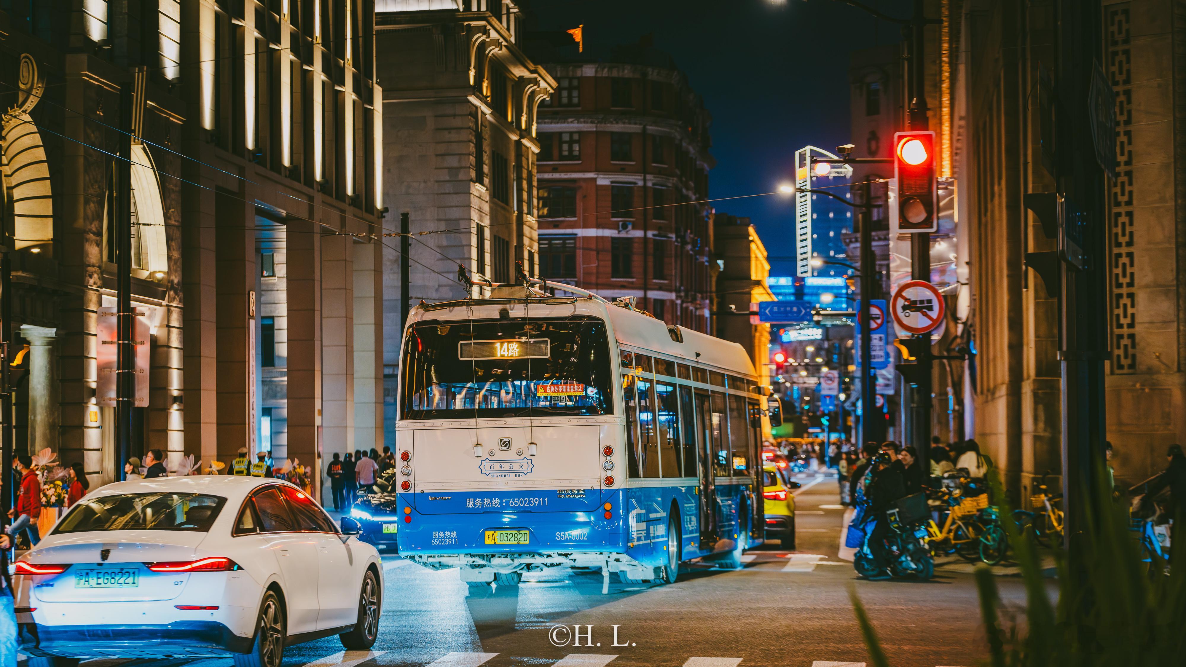 14路？20路？傻傻不清楚。无轨电车行驶在九江路江西路口东，上一次这么走大概还是