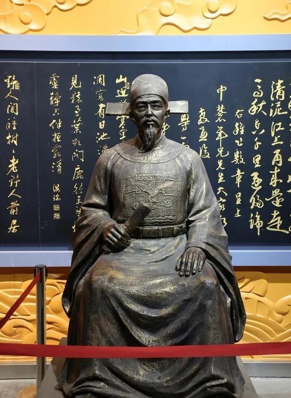 1566年，海瑞买好了棺材，与家人诀别。然后毅然向皇上朱厚熜上疏，批评指责其整日