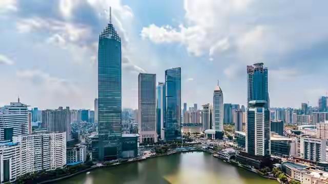 2024年上海GDP突破5.67万亿，成了全国第一个破5万亿的城市。伦敦都被它甩