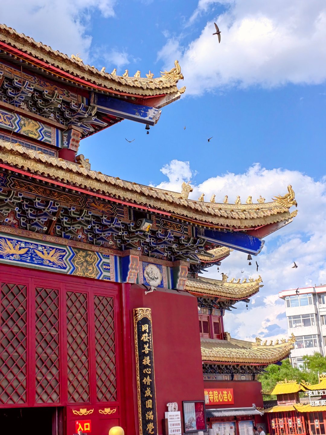 观音寺只是路过进去看一下的完全没想到很惊艳手机还原不出肉眼看到的金碧辉煌里面的观