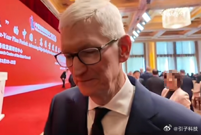 【库克感叹中国变化快】库克称AI是对人能力的放大而非取代近日，苹果CEO库克现身