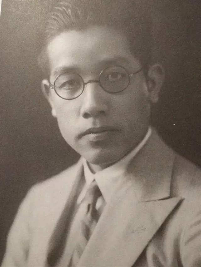 蒋介石身边红人，博学的才子，因上错床，沦为比汪精卫可怕的汉奸。
黄浚出身书香门第