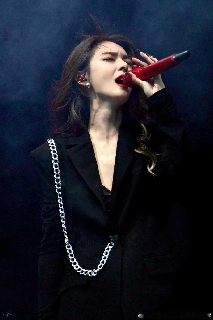 #傅菁连唱29首歌没跳舞# 傅菁的嗓音真是天籁之音，连续29首歌的演唱让人感受到