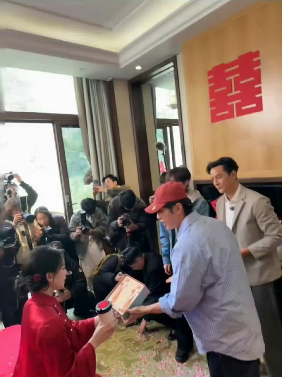 伴娘回应婚礼偶遇吴彦祖代旭井胧伴娘本人也太真实了吧！直接喊早知道是吴彦祖就不堵门