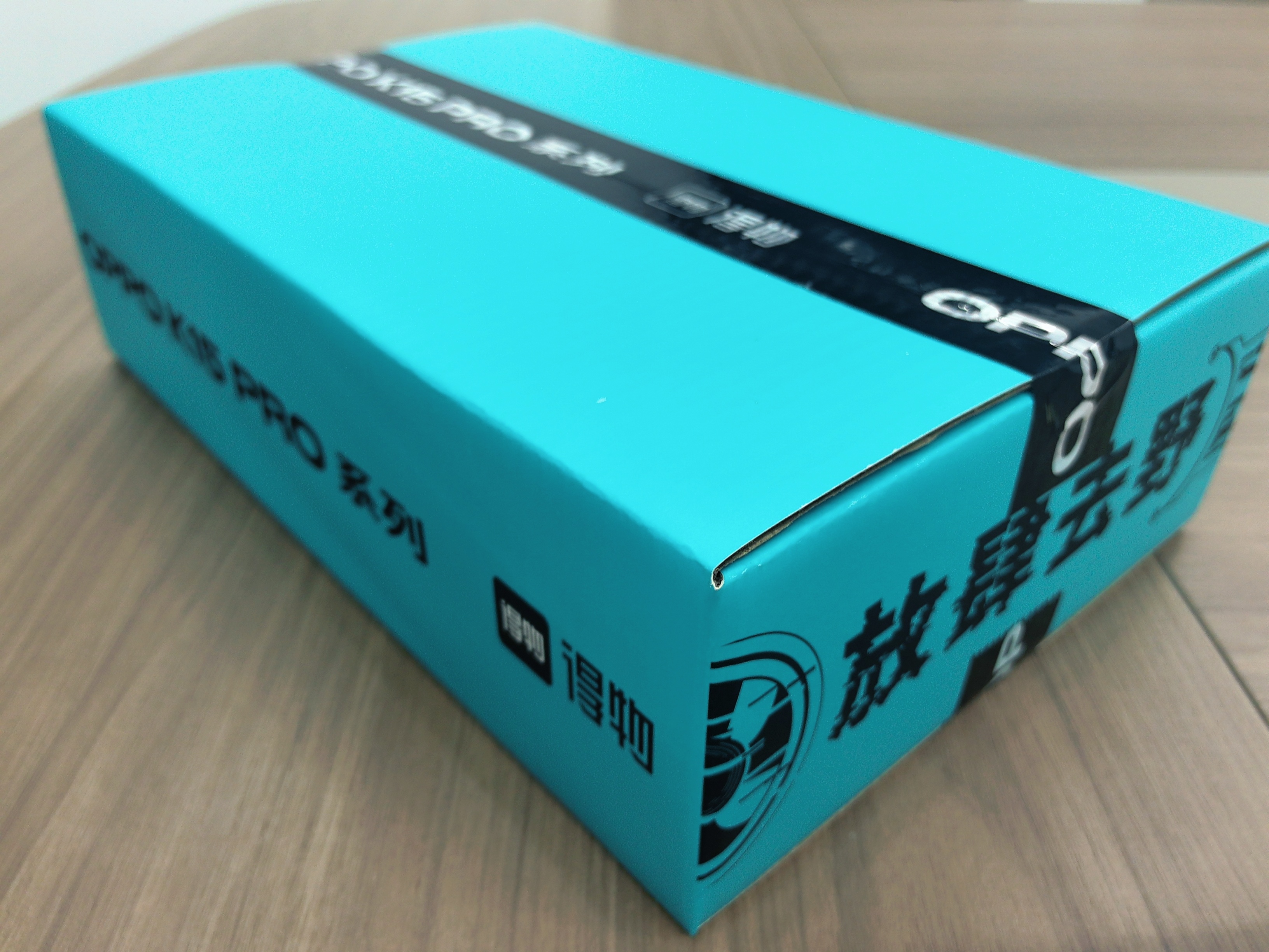 OPPO K15 Pro 邀请函太有意思了，居然装在得物盒子里。里面是磁吸壳+4