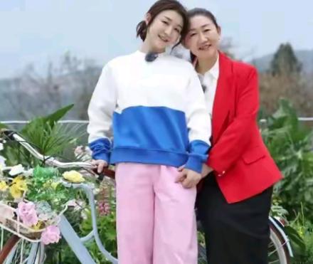 陈梦的妈妈
逄敏是一名退伍军人
她曾是一名部队乒乓球运动员，
代表济南军区少年队