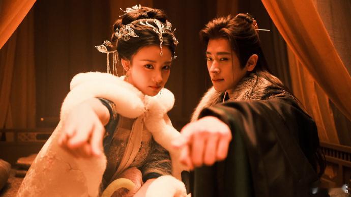 丞磊发了九宫格双人照 看到丞磊发九宫格双人照直接被惊喜到，氛围感和甜度同时拉满，