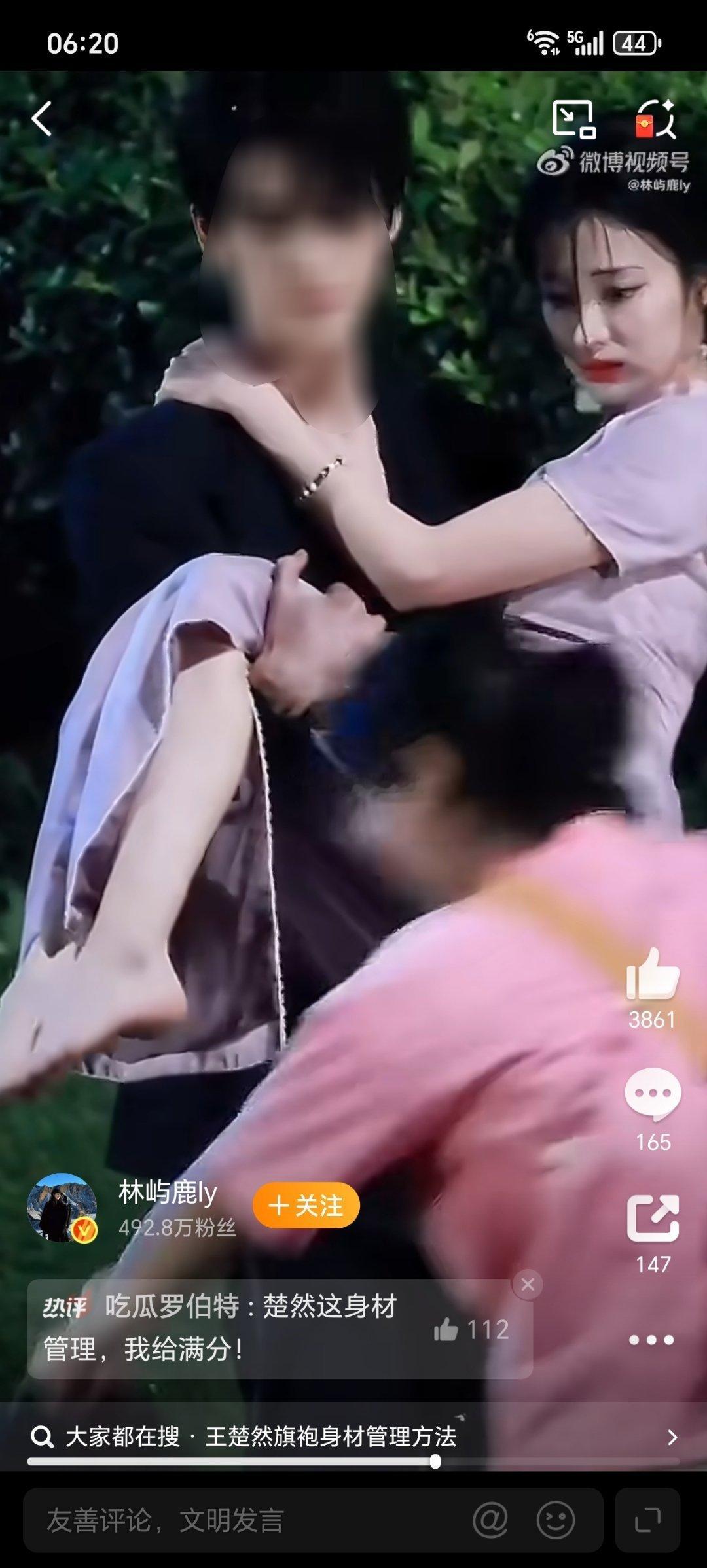 王楚然折成这样了肚子没挤出一丝肉以前没觉得王楚然好看自从在抖音看了几个视频片段，