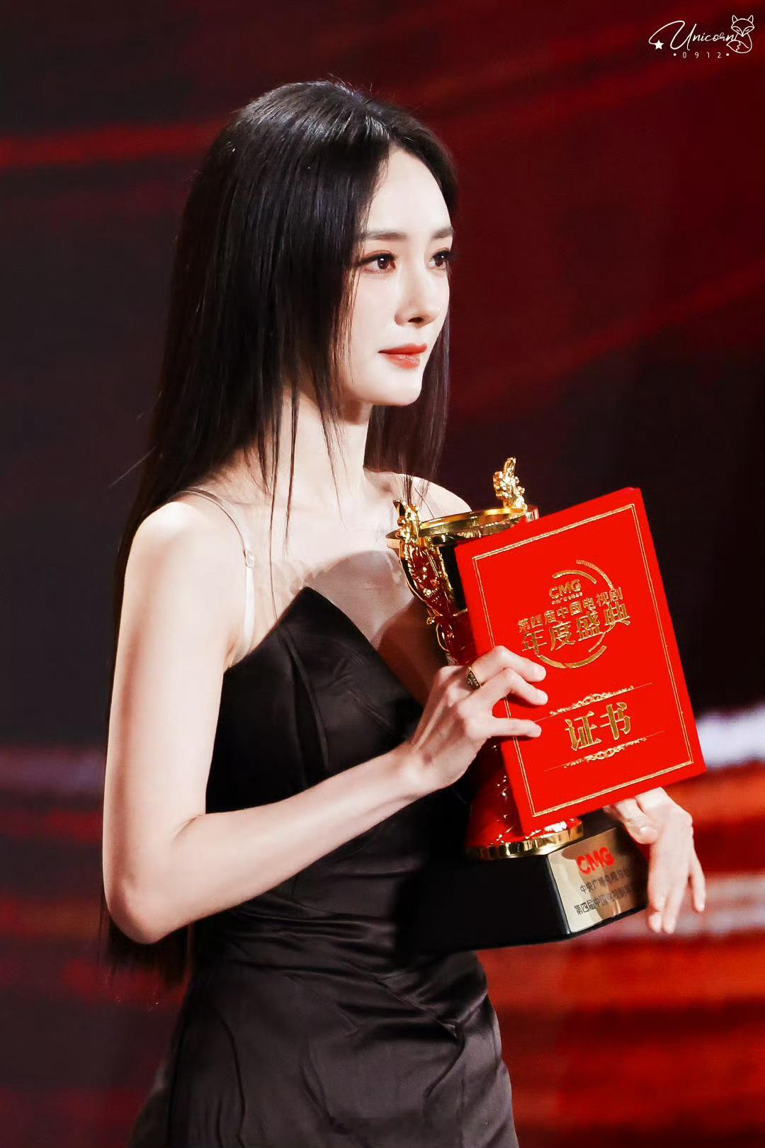 还记得杨幂拿奖那天晚上黑子们酸得上串下跳的，说没有含金量，可是没有含金量央视怎么