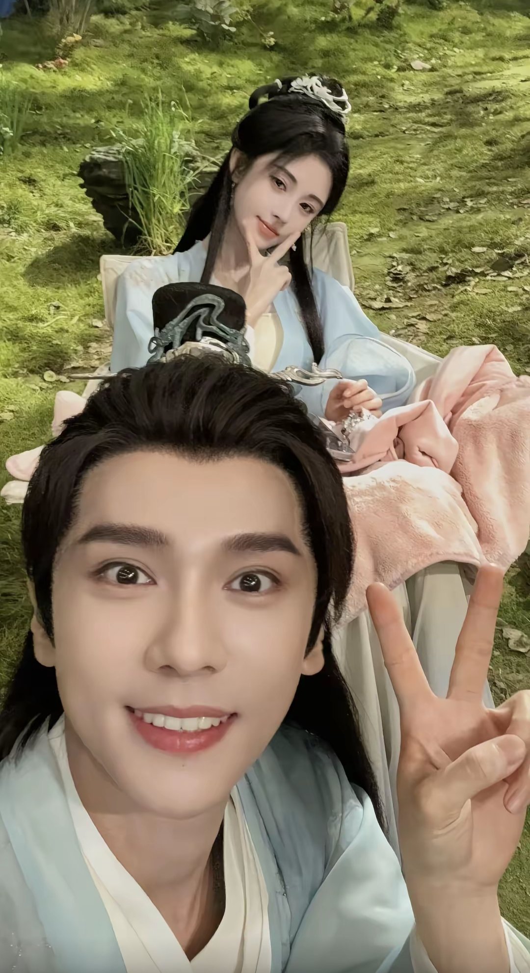 捡到了黎非和秦师兄的合照