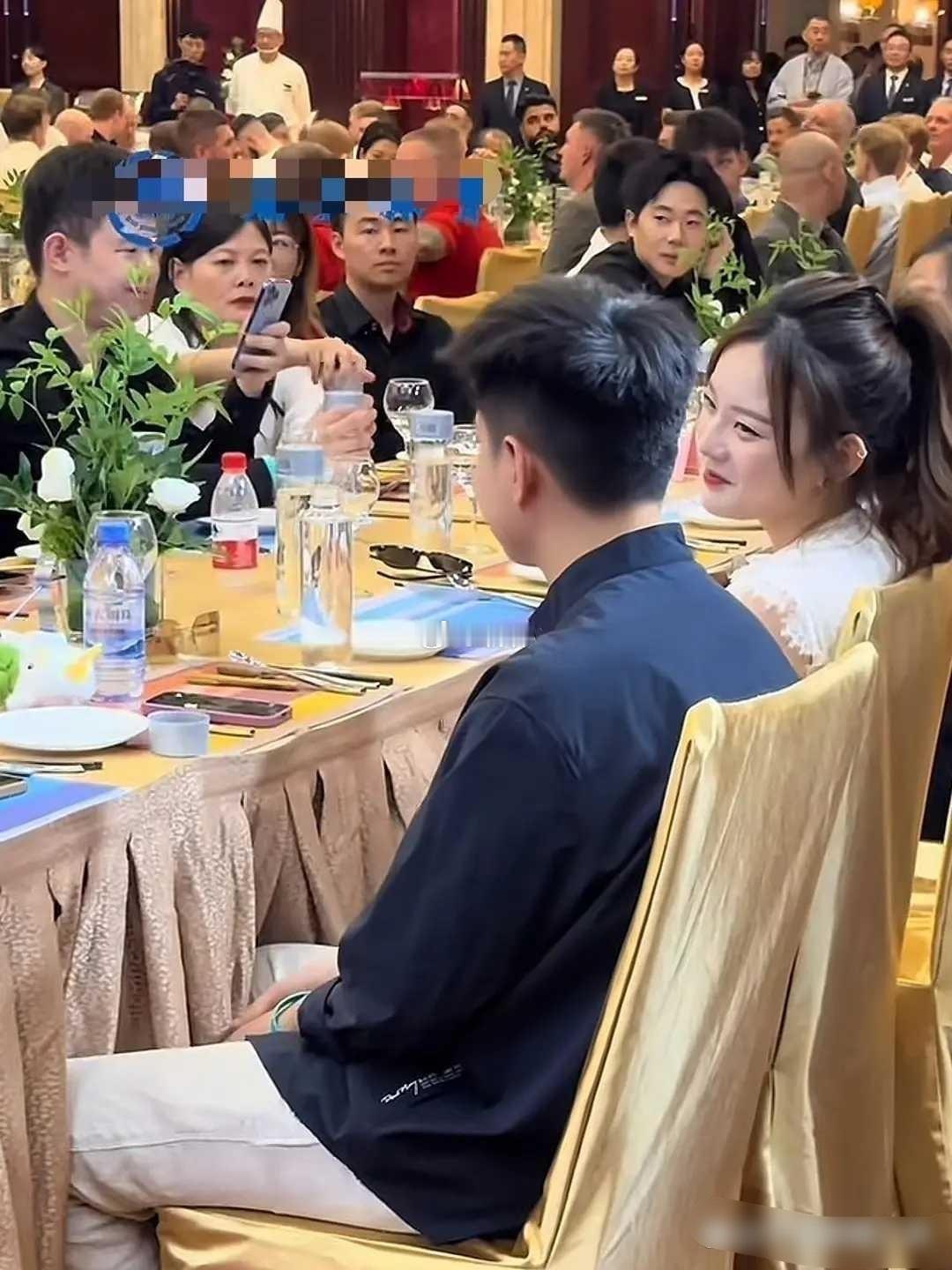 尴尬?? 坐在一个桌上的￼对手⁠￼￼ ​​​