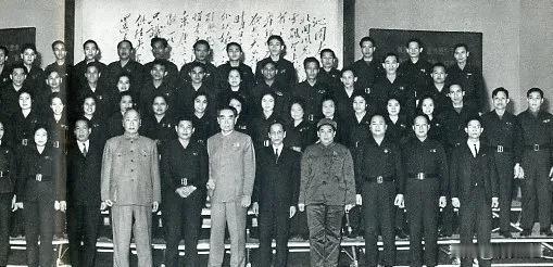 1968年，越南南方解放军歌舞团访问中国，前往韶山参观，周恩来总理亲自接见歌舞团