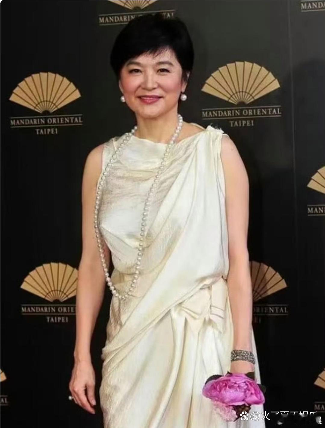 72岁的林青霞换上利落短发，瞬间年轻不止25岁，一袭白裙上身，优雅大气毫无暮气。