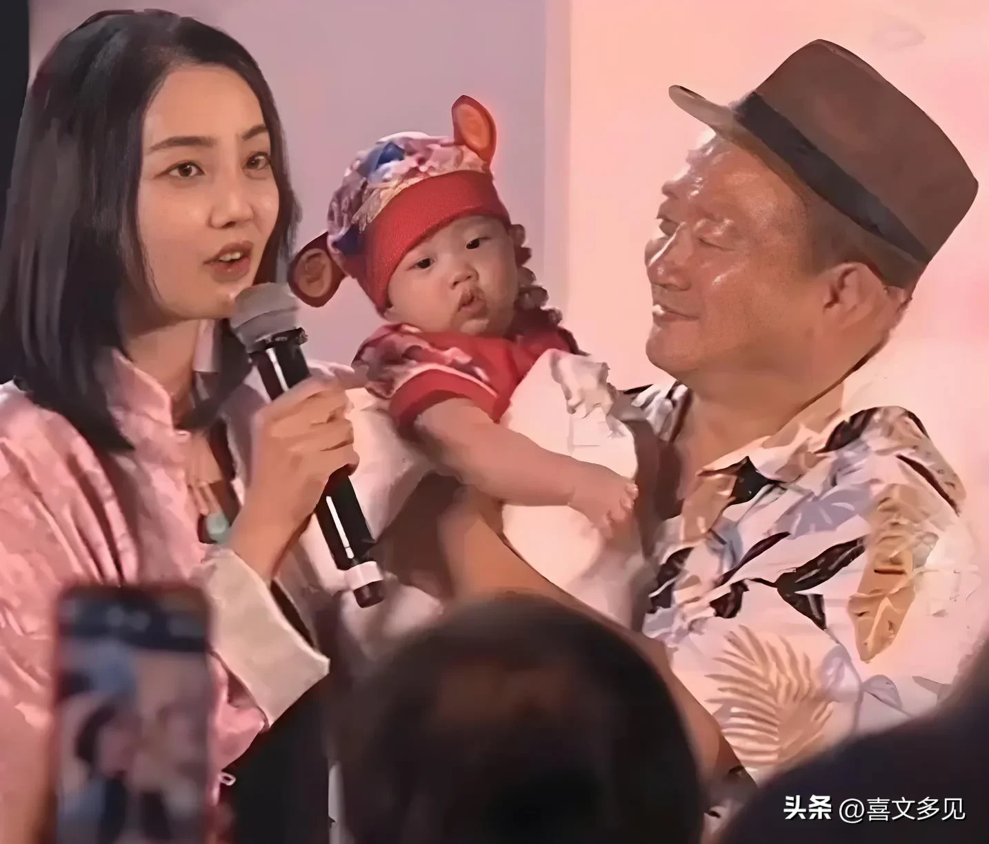 55岁“谢广坤”老来得子，小30岁妻子美若天仙，一家三口秀幸福。在《乡村爱情》中