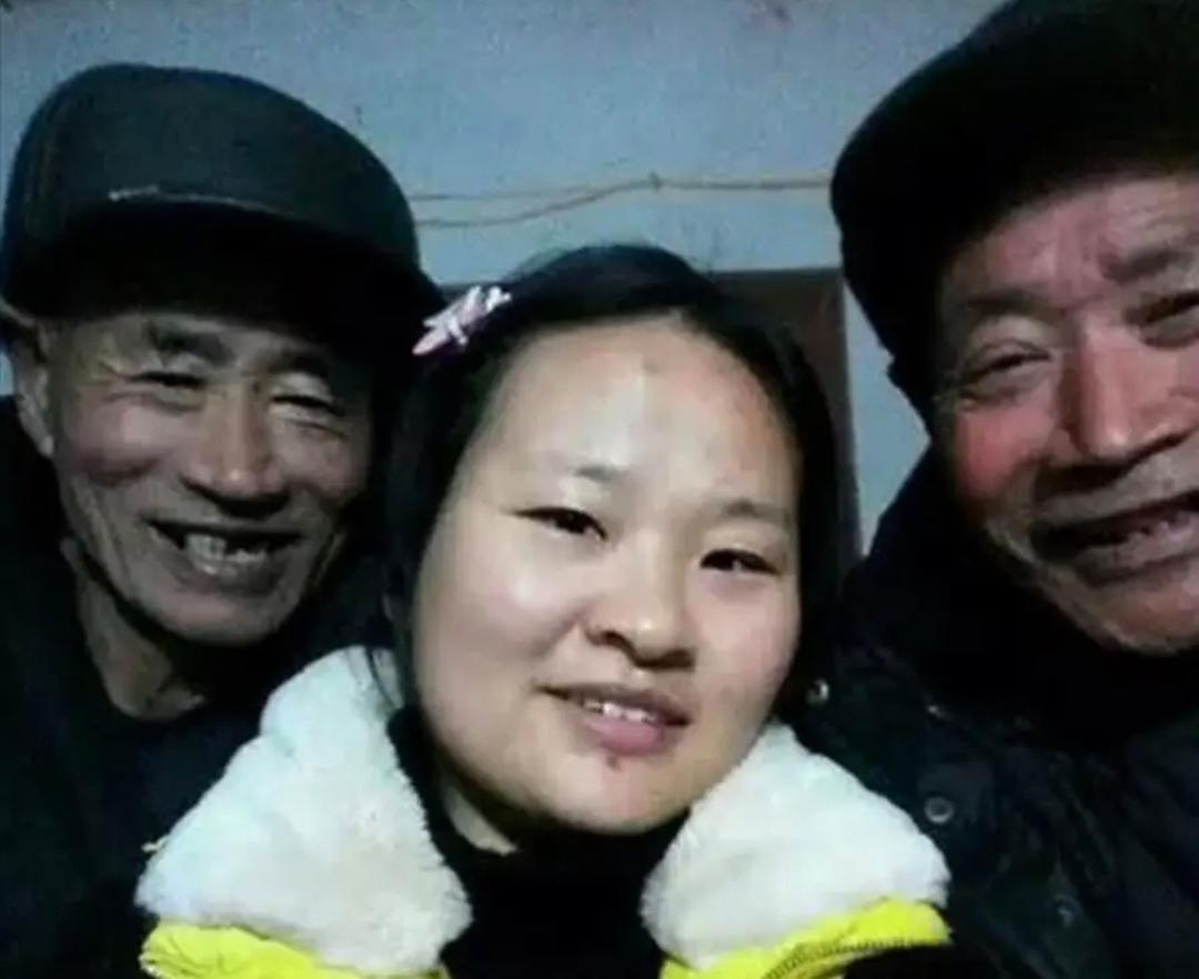她出生起就被父母抛弃，把她送给村里的一对光棍兄弟，谁料，俩兄弟如获至宝，而让兄弟