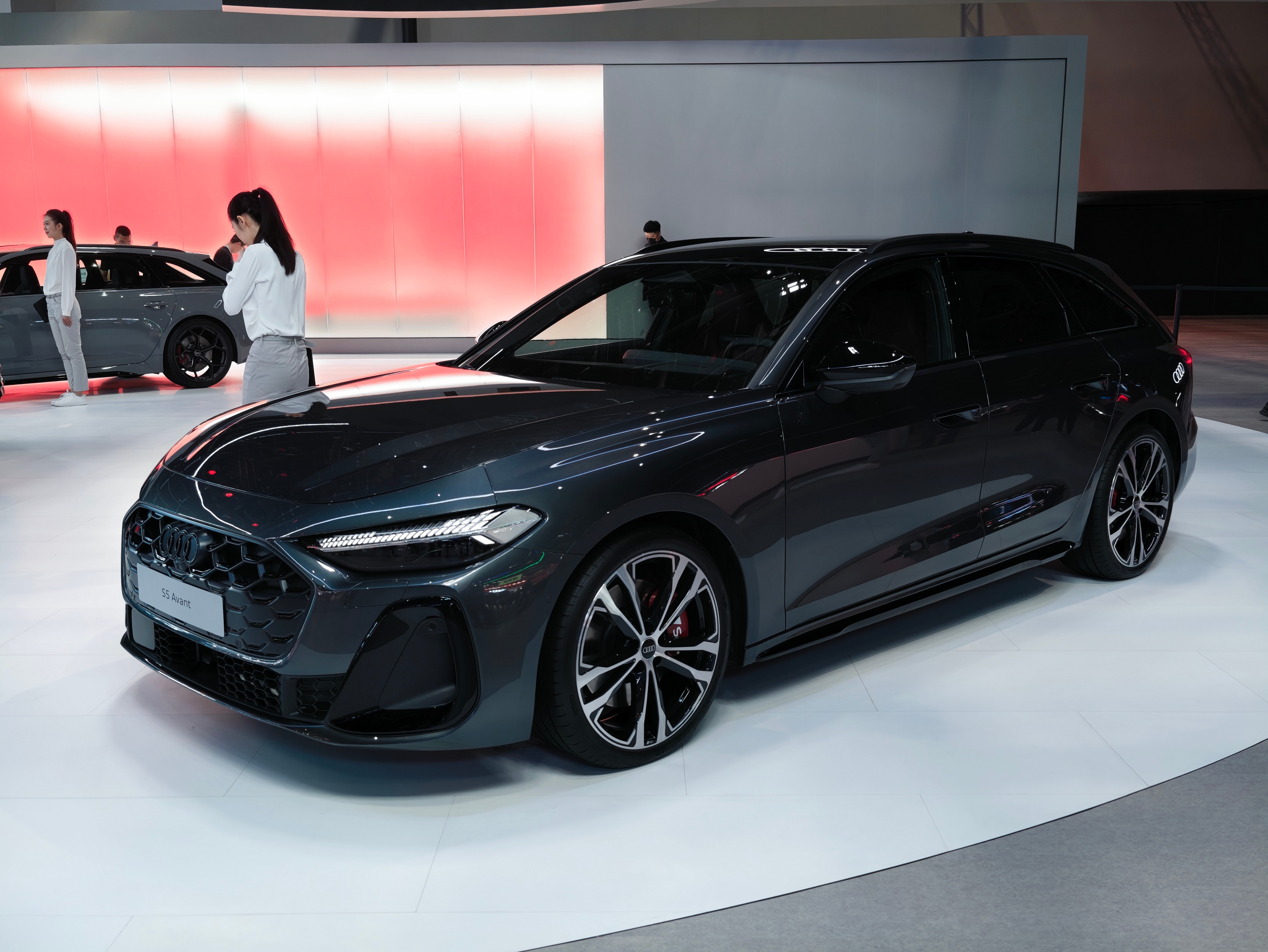 奥迪S5 Avant来了，最会设计旅行车的品牌，姿态很棒。 2026北京车展