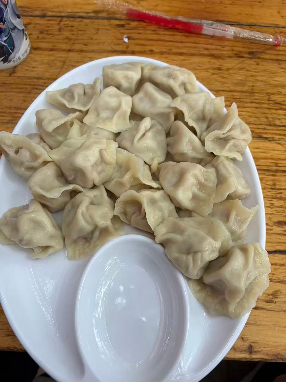 生活手记 中午吃了一大份饺子，味道还不错，芹菜肉馅的。 