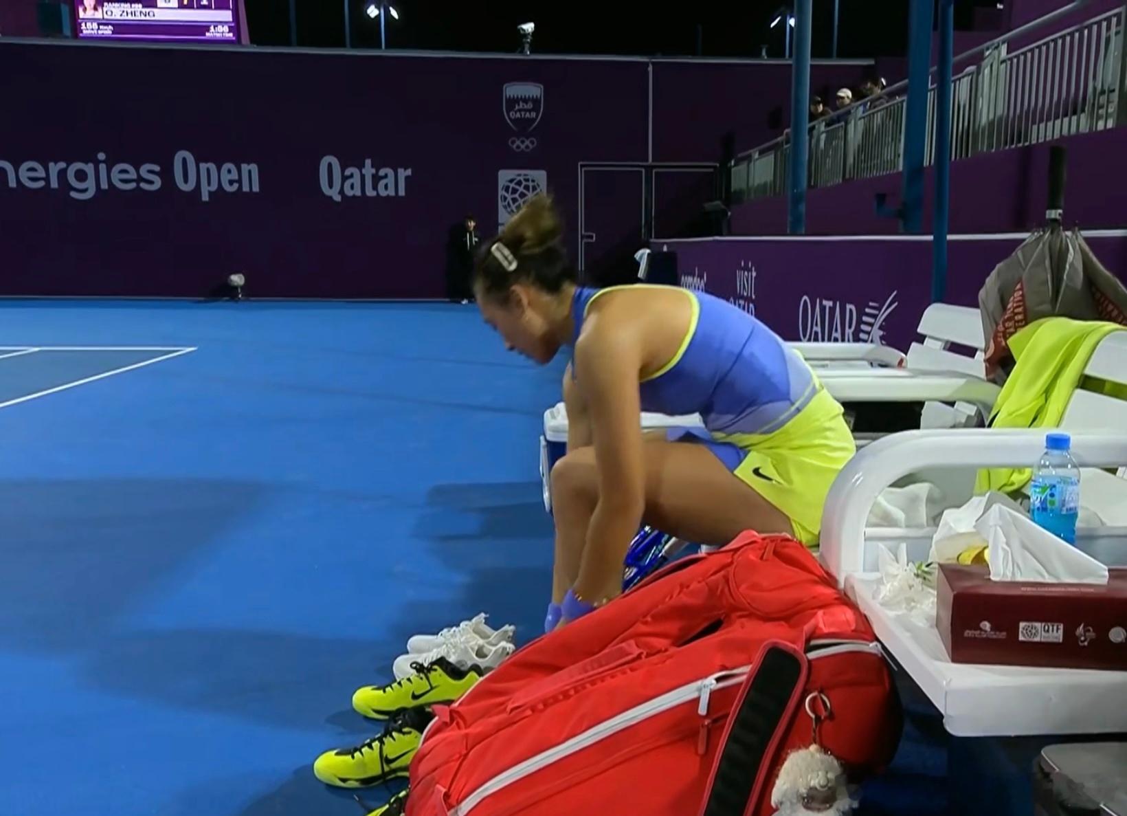 郑钦文vs帕克斯抢七拿下首盘后郑钦文在第二盘率先被破发1-2落后局间休息换了双鞋