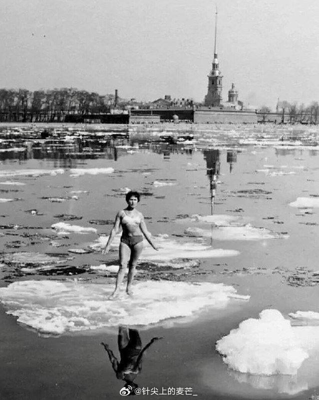 🥶 有趣的事实：岁月流逝，但彼得堡人仿佛与这座城市达成了某种默契——冰面一如既