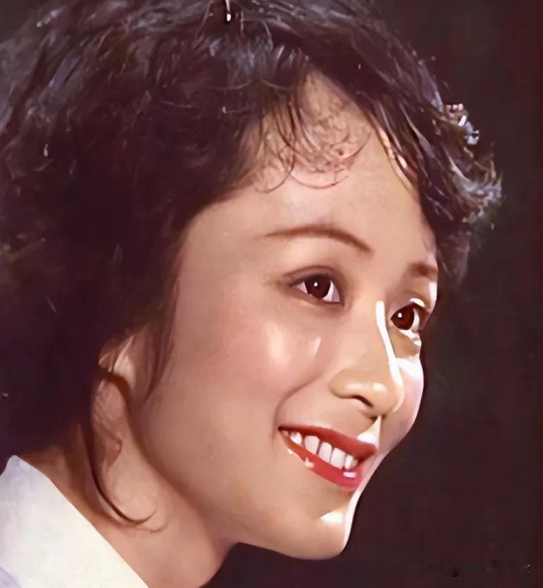 1997年歌唱家谢莉斯吃饭时嘴突然歪斜，医生一番诊断，彻底击碎她的歌唱梦
 
1